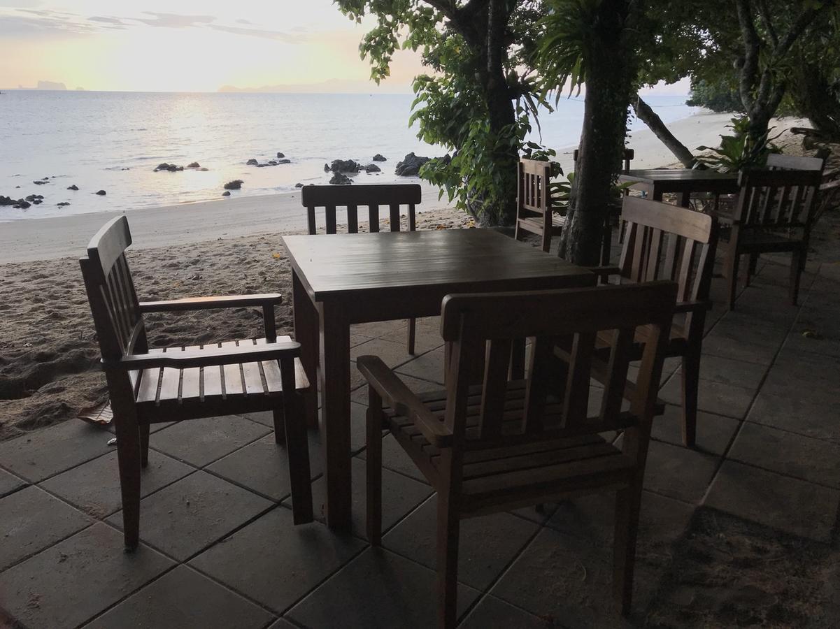 Paradise Beachfront Bungalows Koh Kradan Bagian luar foto